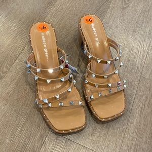 MADDEN GIRL WOMENS ROAMM SLIDE SANDAL - COGNAC